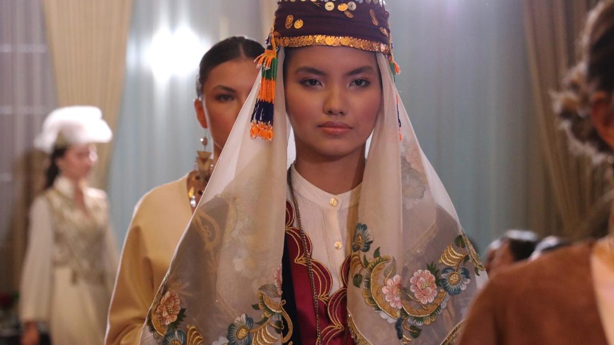 Trkiye'nin farkl yrelerinin geleneksel kyafetleri Kazakistan'da tantld 