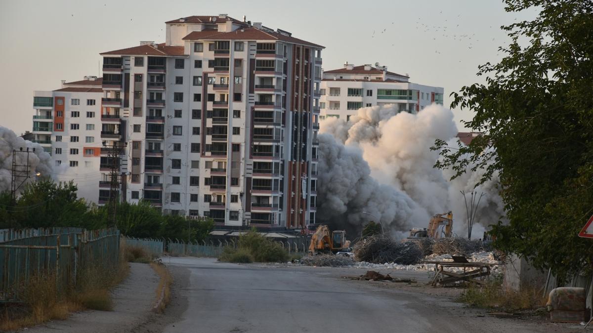 Malatya'da ar hasarl binalar patlayc kullanlarak ykld