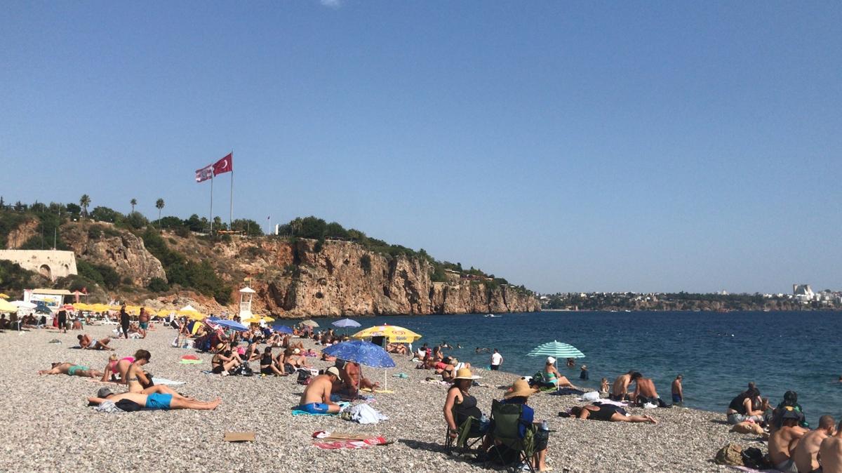 Antalya sahillerinde turist younluu