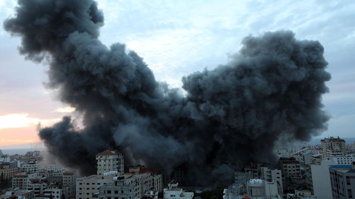 İsrail'den Gazze'deki 14 katlı ''Filistin'' apartmanına saldırı
