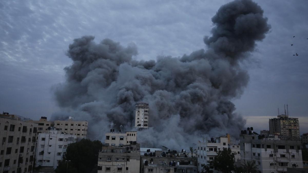 srail sava uaklar Gazze'de camiyi bombalad