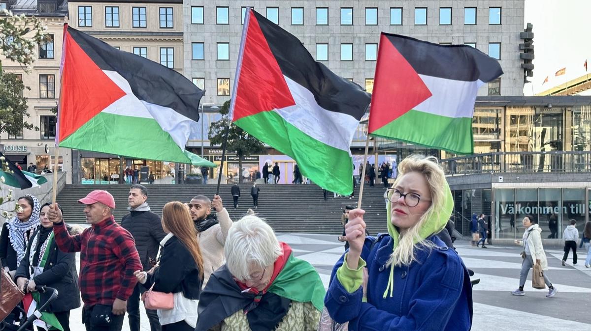 sve'te bir grup, Filistin'e destek iin sokaklara dkld