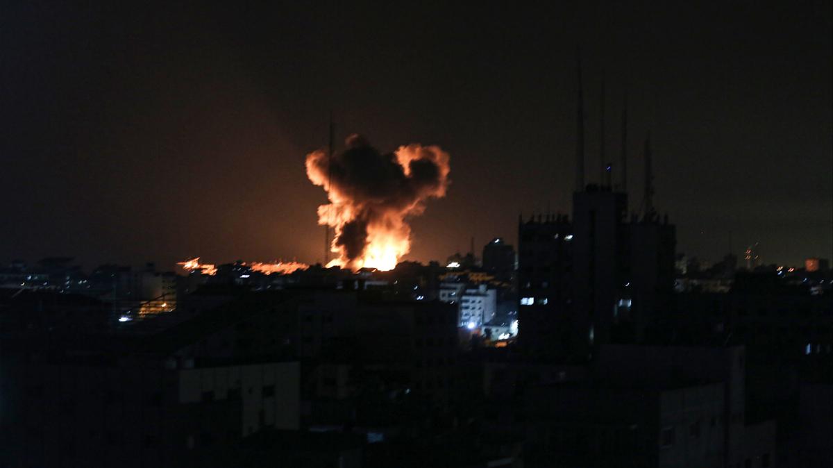 srail, gece boyu Gazze'ye hava saldrsn srdrd