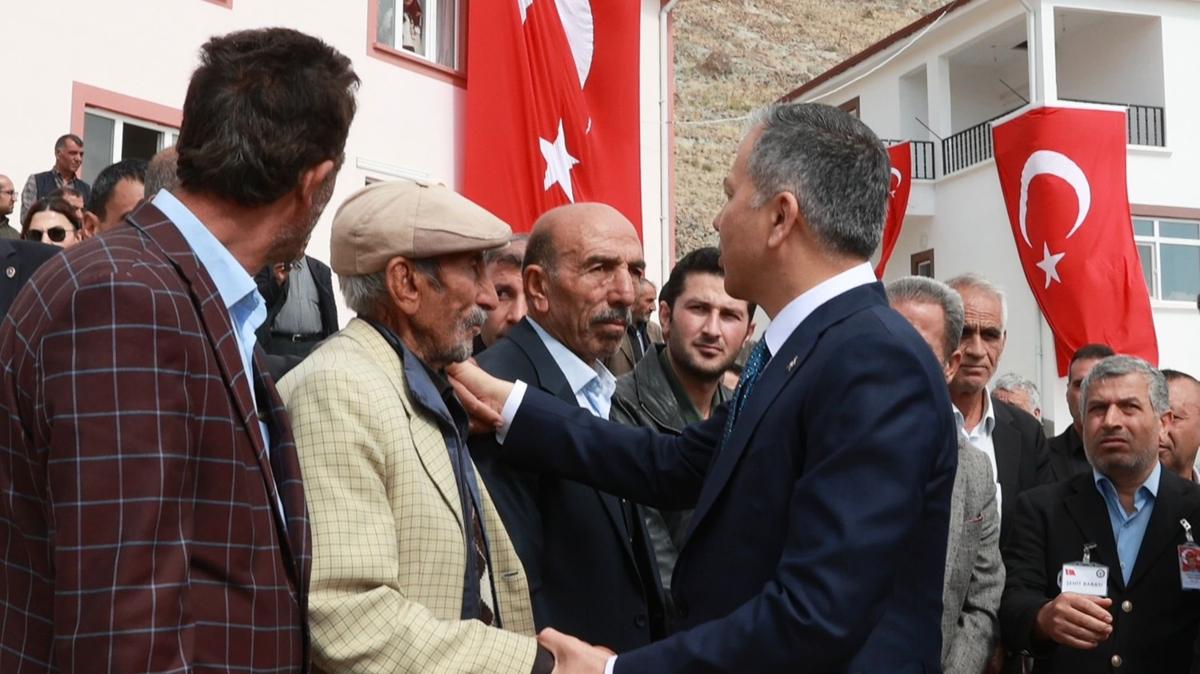 Bakan Yerlikaya, Bykekmece'de ehit olan polis memuru Cihat Ermi'in ailesini ziyaret etti