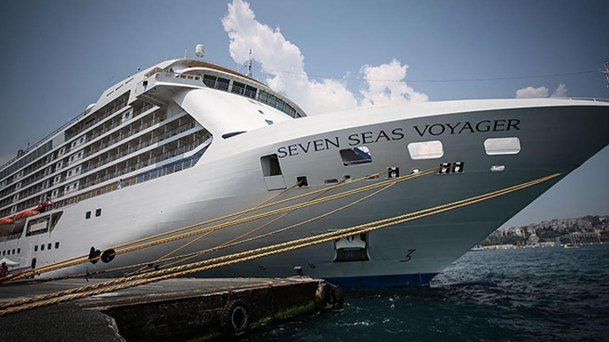 Bahama bayrakl ''Seven Seas Voyager'' Alanya'ya demirledi