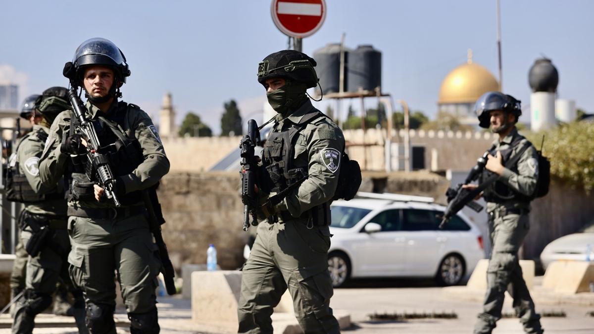 srail polisi Filistinlilerin Eski ehir ve Mescid-i Aksa'ya girilerine engel oluyor