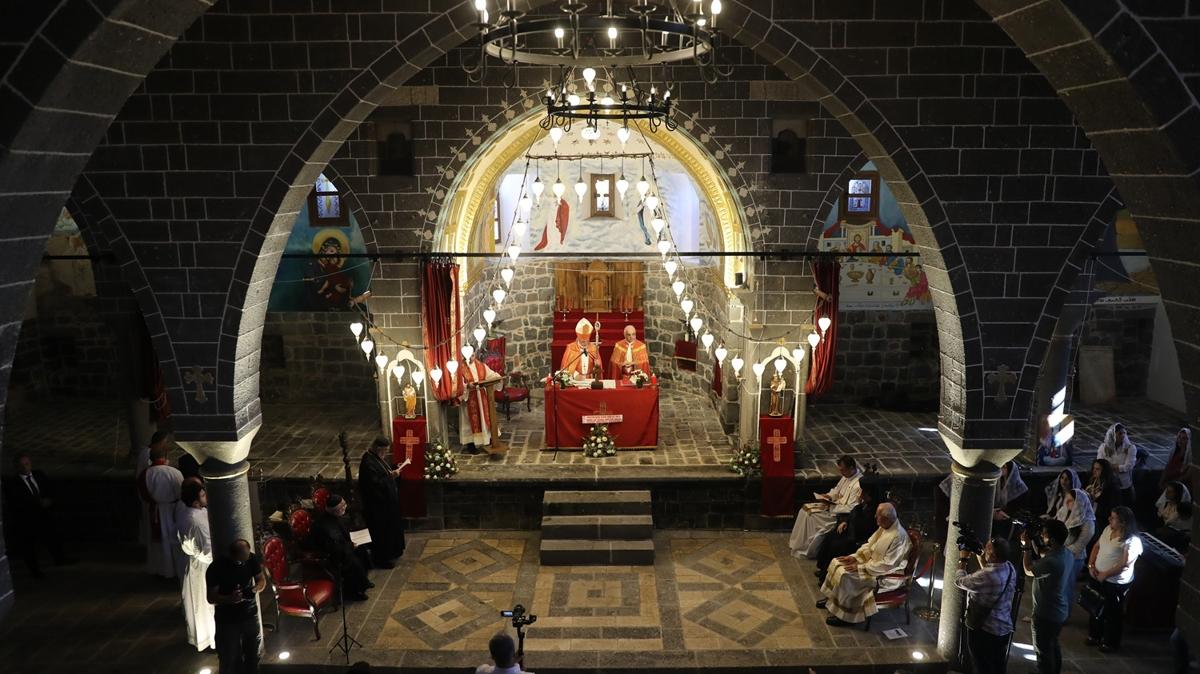 PKK'l terristler tahrip etmiti: Kilise dzenlenen ayinle ald