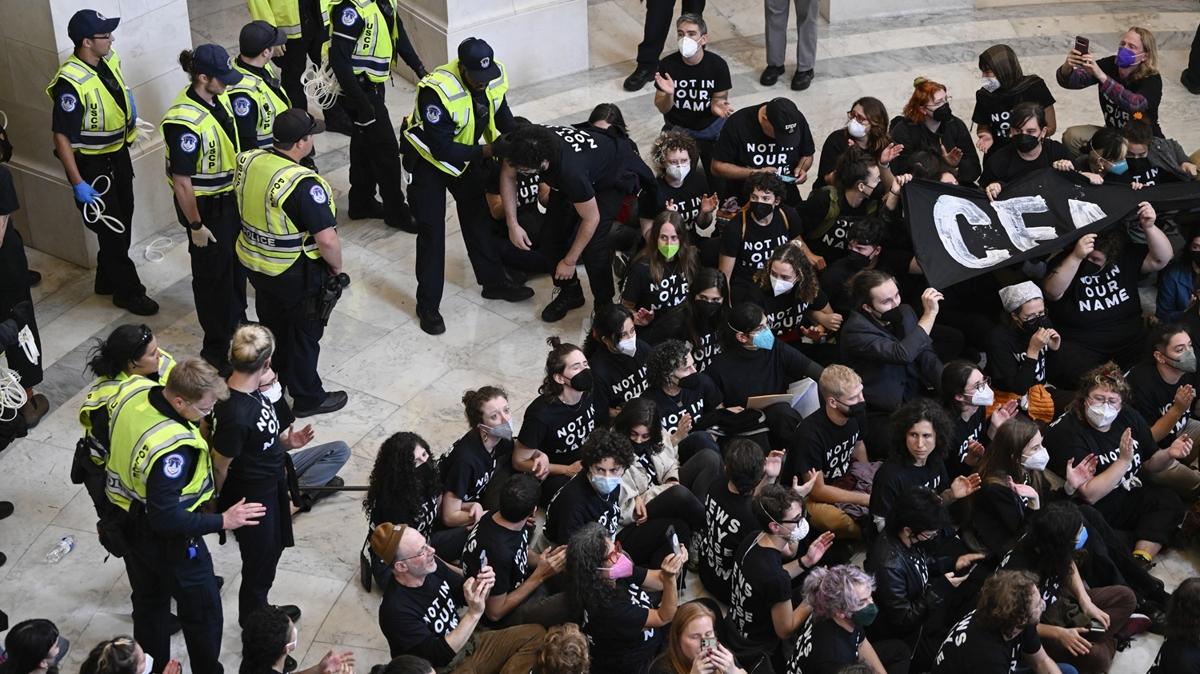 ABD'de srail'in saldrlarna kar yaplan protestoda, Kongre binasnda oturma eylemi yapld 