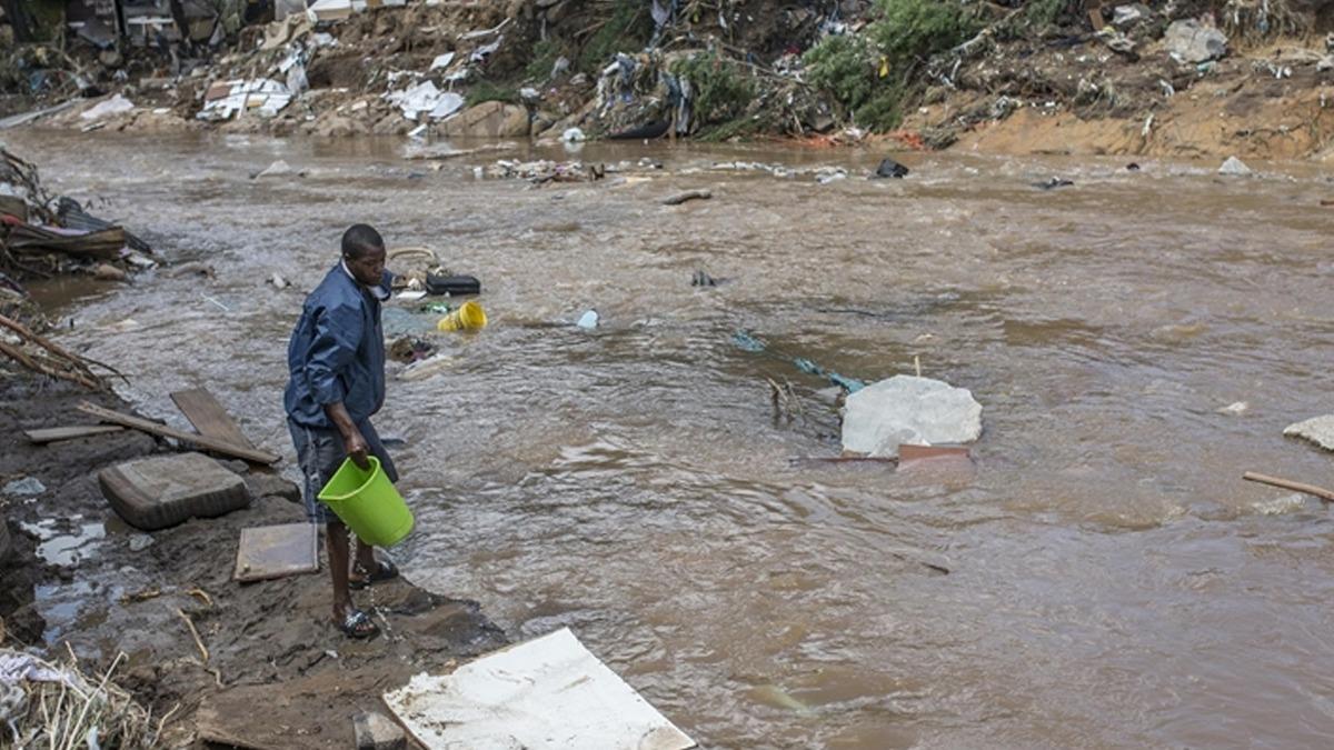 Gney Afrika'y sel ve heyelan vurdu: 3 l
