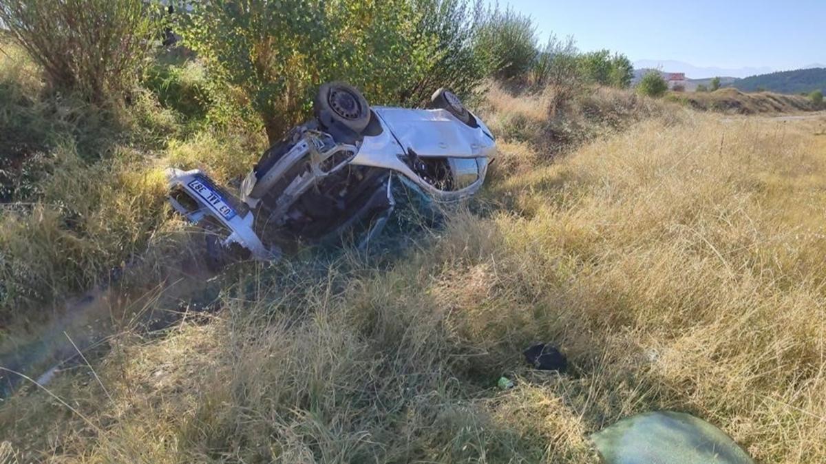 Afyonkarahisar'da bir araç şarampole devrildi: 5 yaralı