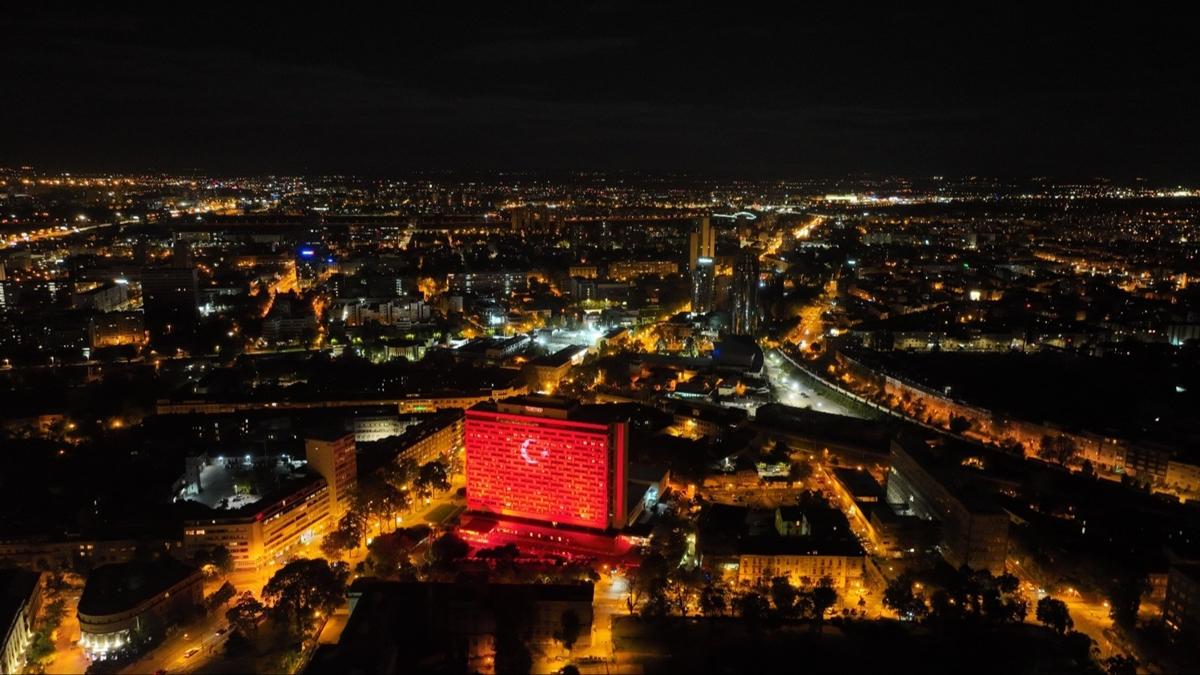 Zagreb'deki en yksek binalardan biri Trk bayra renkleriyle klandrld