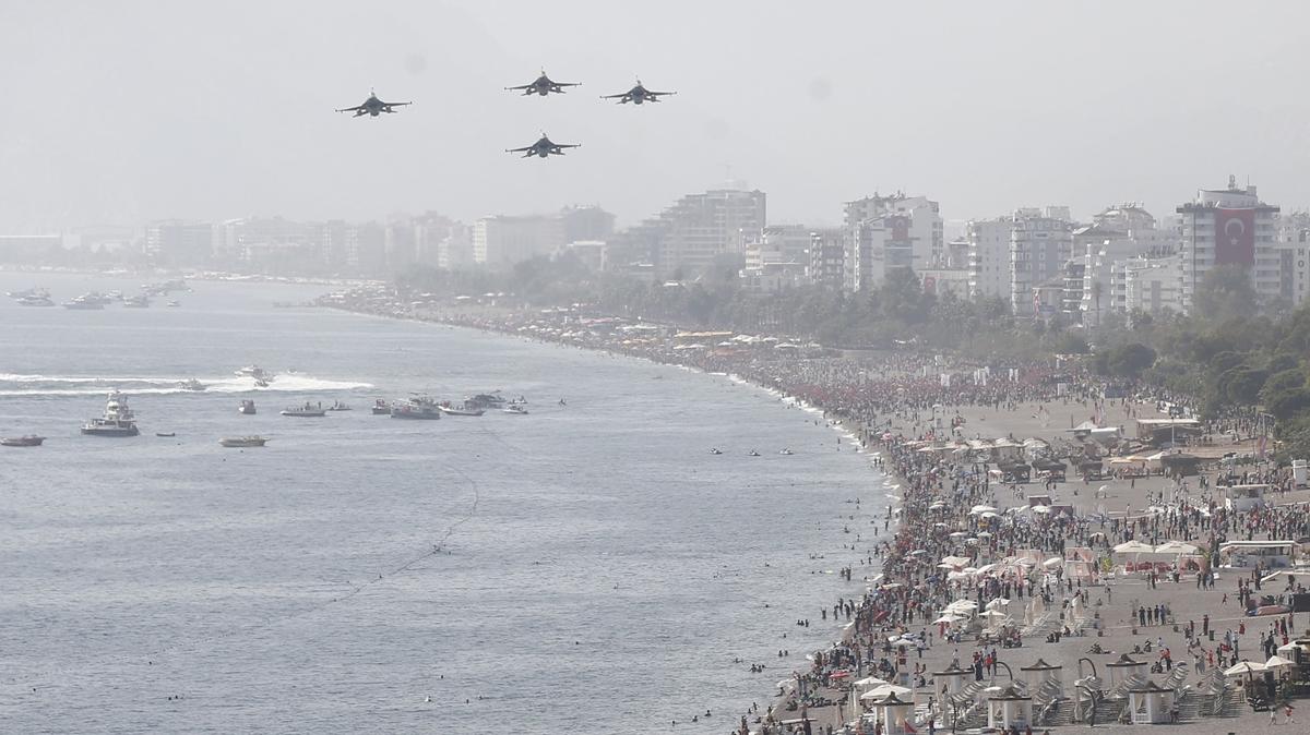 F-16 sava uaklar Antalya'da gsteri uuu gerekletirdi