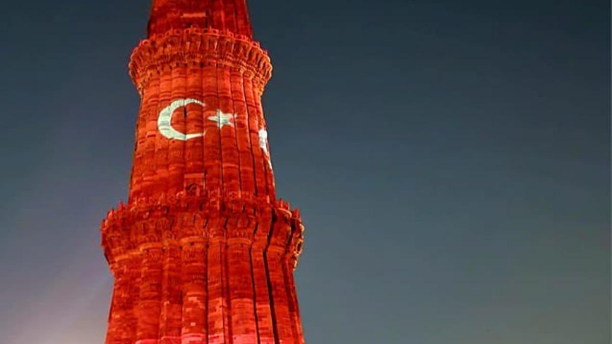 Kutub Minar, Trk bayrann renkleriyle aydnlatld