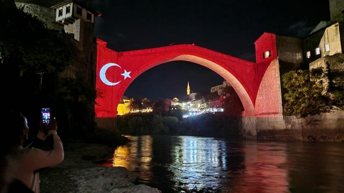 Mostar Kprs Trk bayrann renklerine brnd