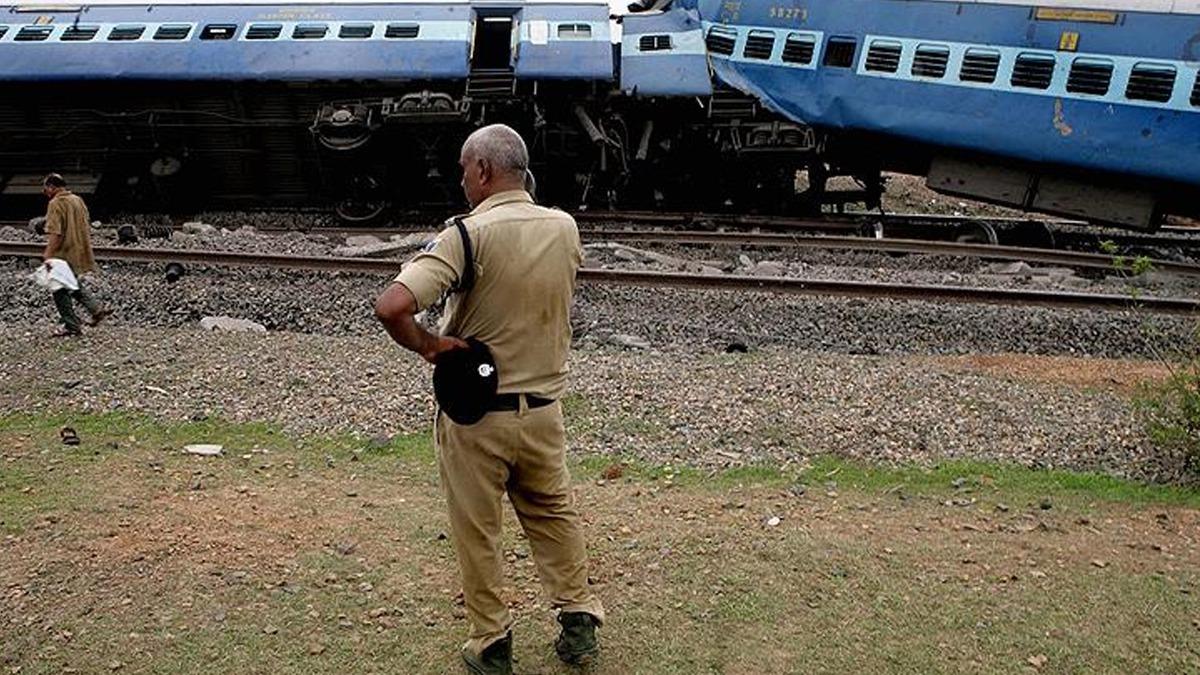 Bilano artyor! Hindistan'daki tren kazasnda can kayb 13'e kt
