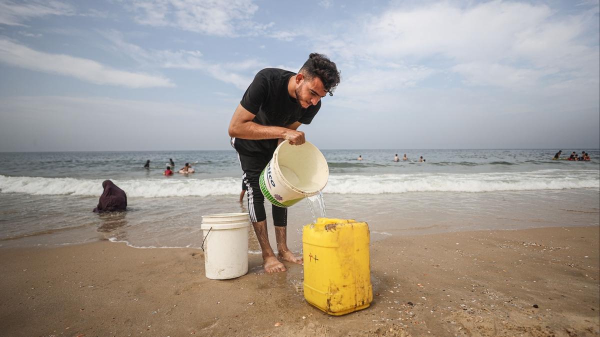 İçme suyu kalmayan Gazzeliler deniz suyu tüketmek zorunda kalıyor