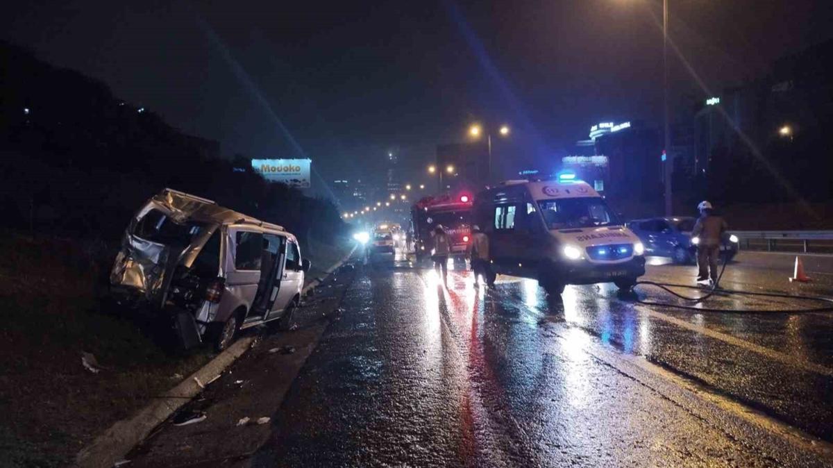 stanbul'da feci ETT kazas: Otobs park halindeki minibse arpt