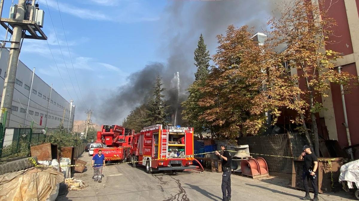 Kocaeli'de plastik fabrikasında yangın: Yaralılar var