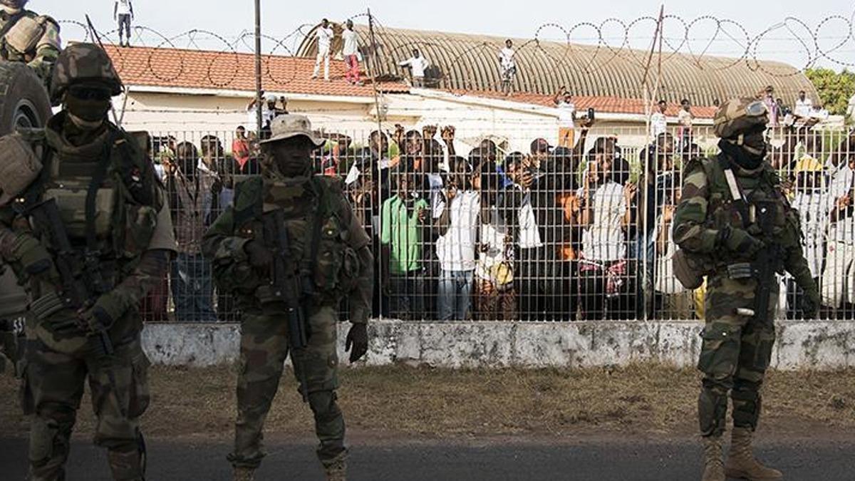 Gambiya'da darbe teebbsne liderlik eden askere hapis cezas