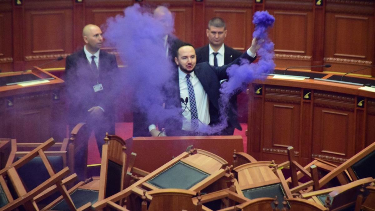 Arnavutluk Meclisi oturumunda gerilim yaand 