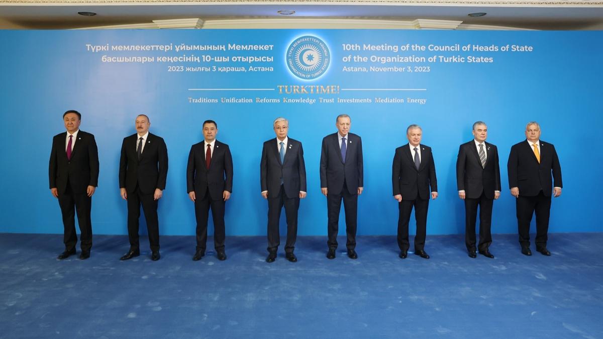 zbekistan Cumhurbakan Mirziyoyev'e ''Trk Dnyas Yksek Nian'' takdim edildi