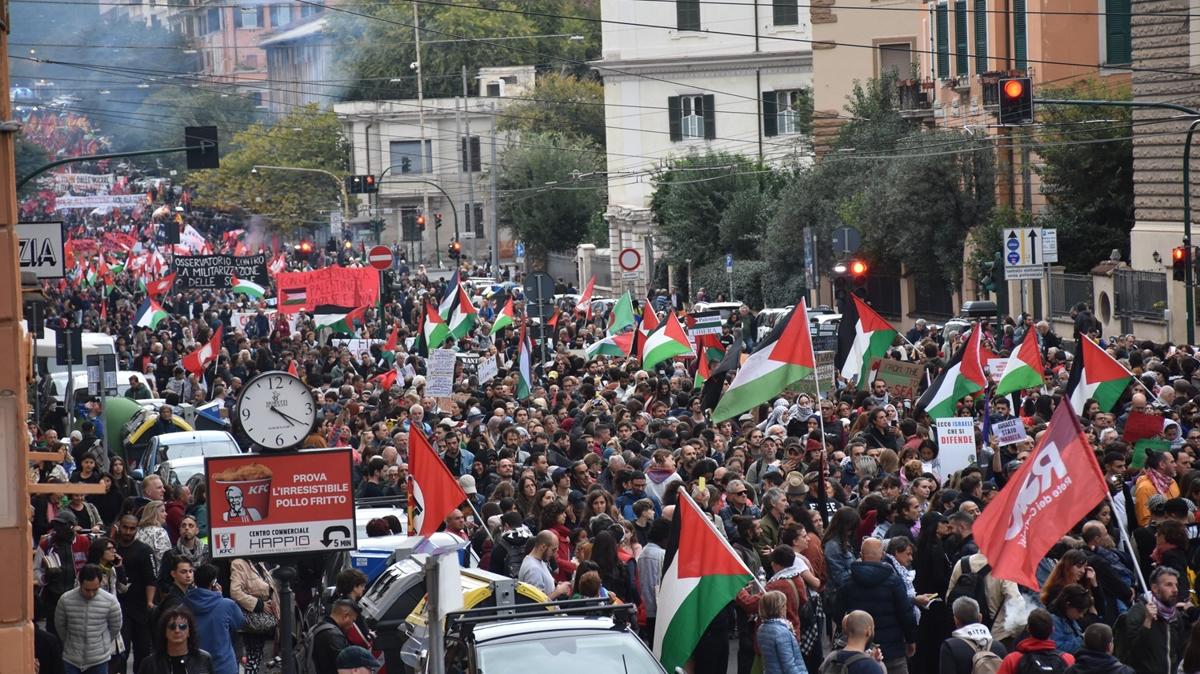 Roma'da toplanan binlerce kiiden Filistin'e destek protestosu