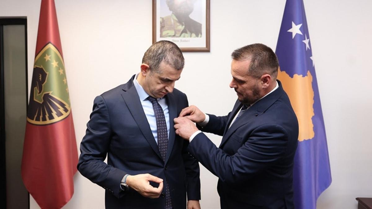 Haluk Bayraktar'a Kosova'da stn hizmet madalyas
