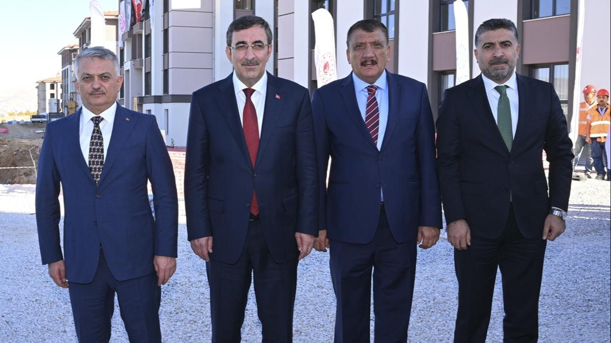Cumhurbakan Yardmcs Ylmaz deprem blgesinde incelemelerde bulundu 