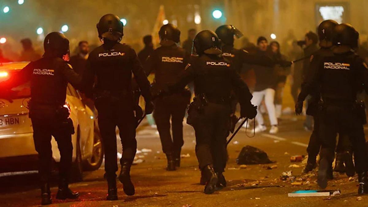 spanya'da ar saclar sokaklara dkld! Ayrlk Katalanlara af giriimine tepki 