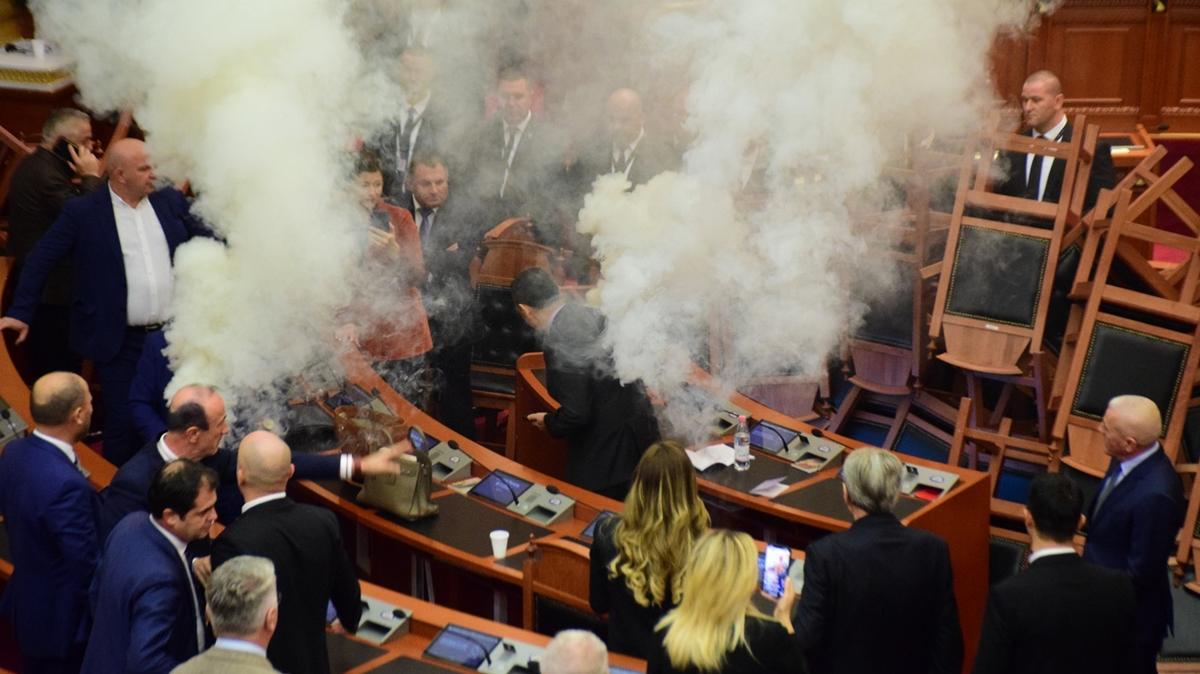 Arnavutluk Meclisinde gerginlik! Sis bombas attlar