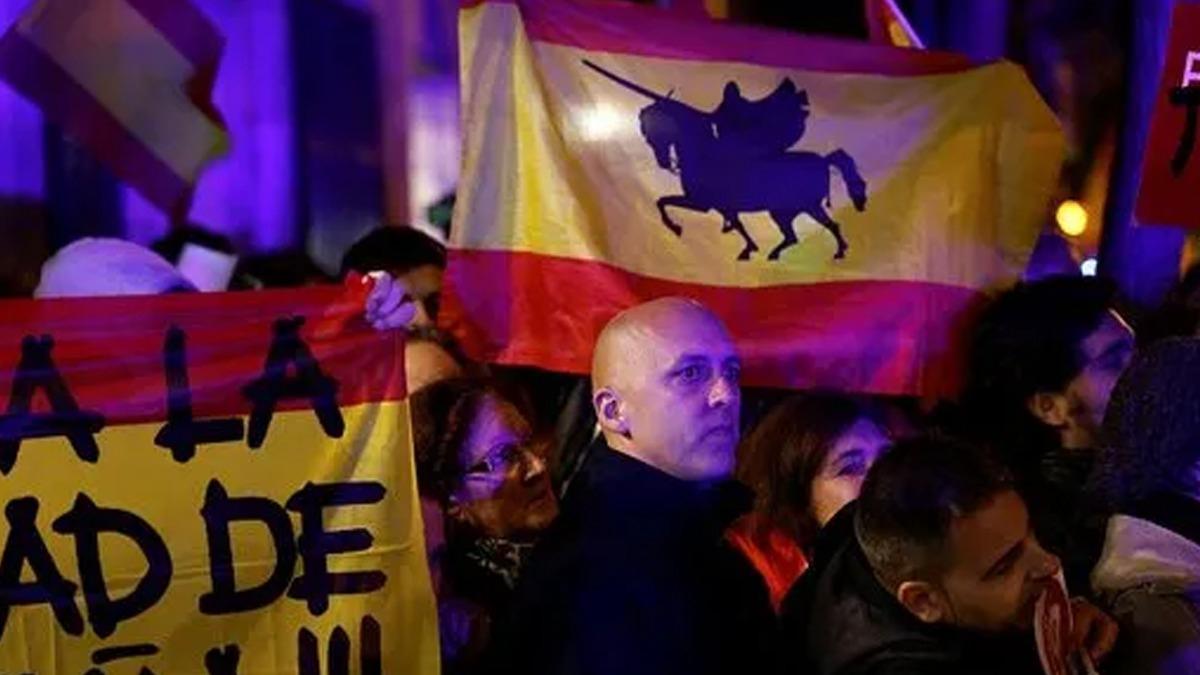 spanya'da ayrlk Katalanlara af giriimi sokaklar kartrd
