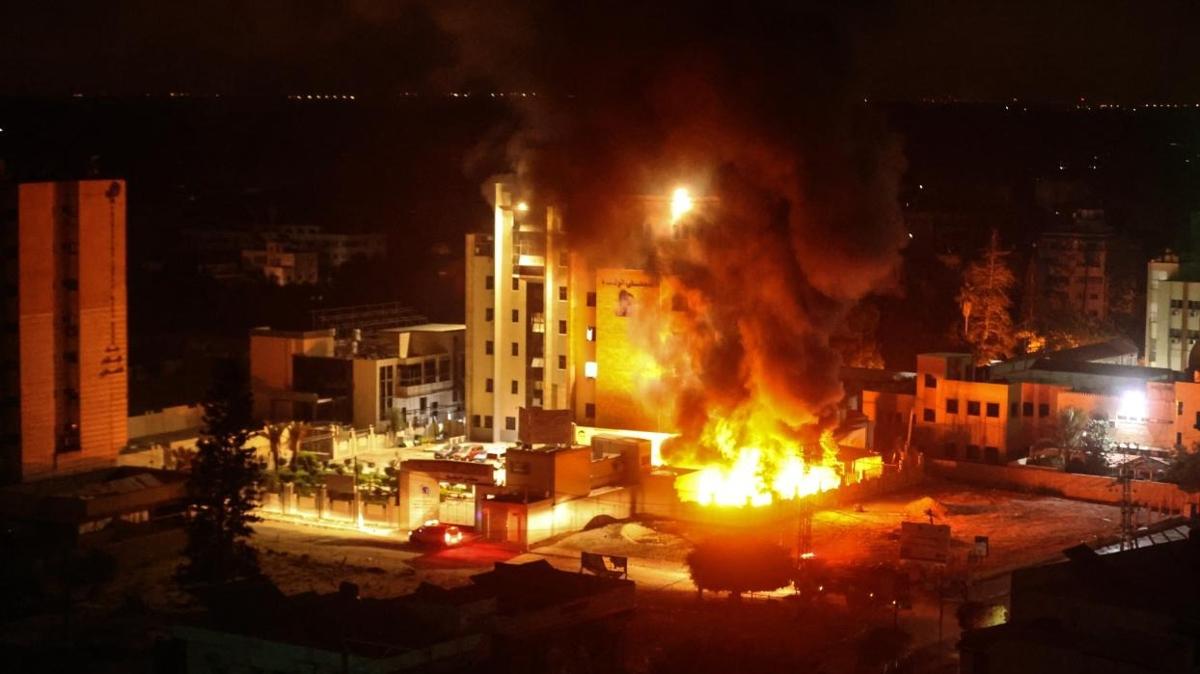 srail Gazze'deki El-Avde ile Endonezya Hastanesi'nin evresini bombalad