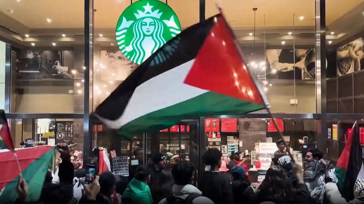 srail'e destek veren Starbucks'a Times Meydan'nda protesto