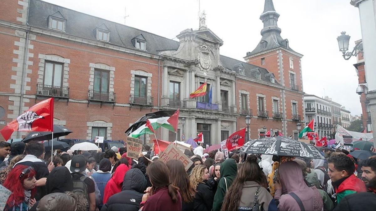 spanya'da Filistin'e destekte bulunan toplulua polis mdahalesi
