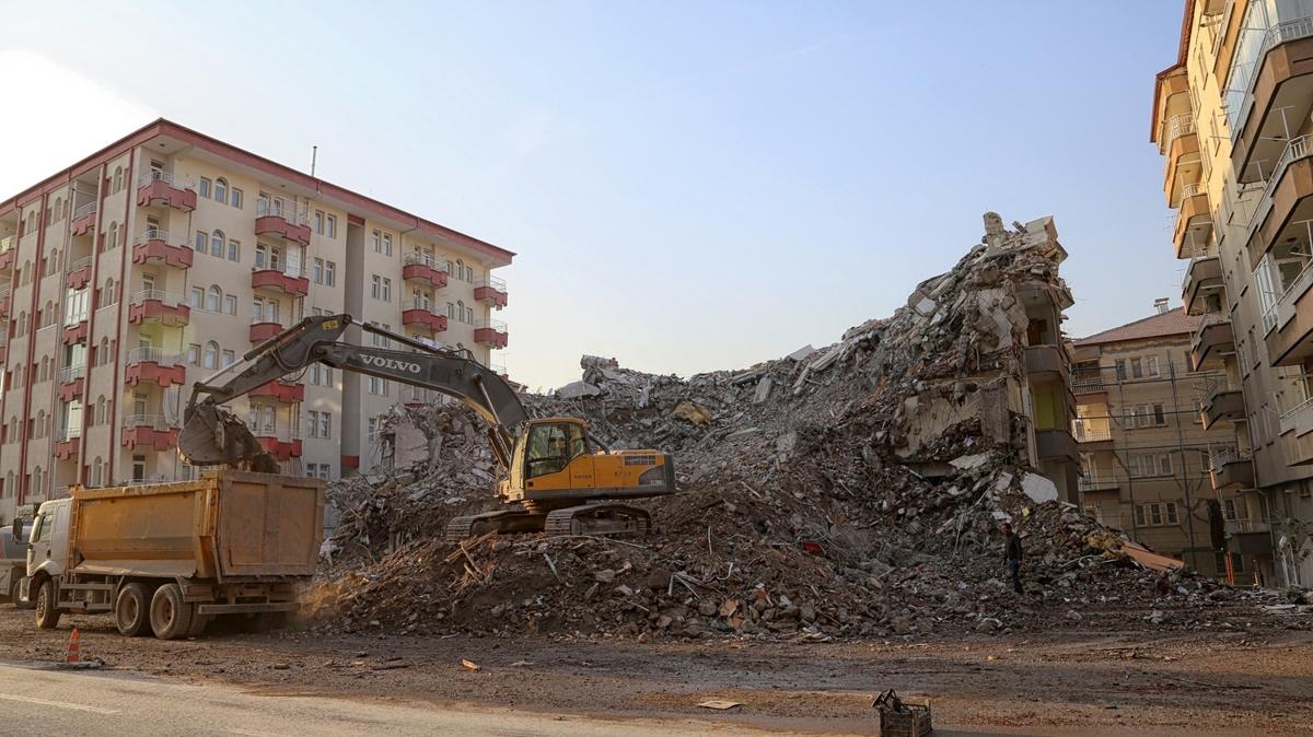Malatya depreminde ar hasarlanan binalarn ykm almalar hala devam ediyor