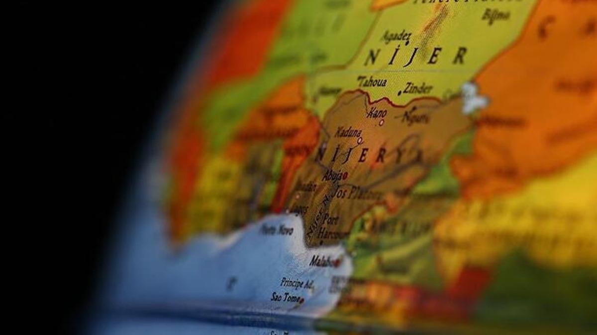 Nijerya'da yolcu tayan teknenin alabora olmas sonucu 32 kii ld