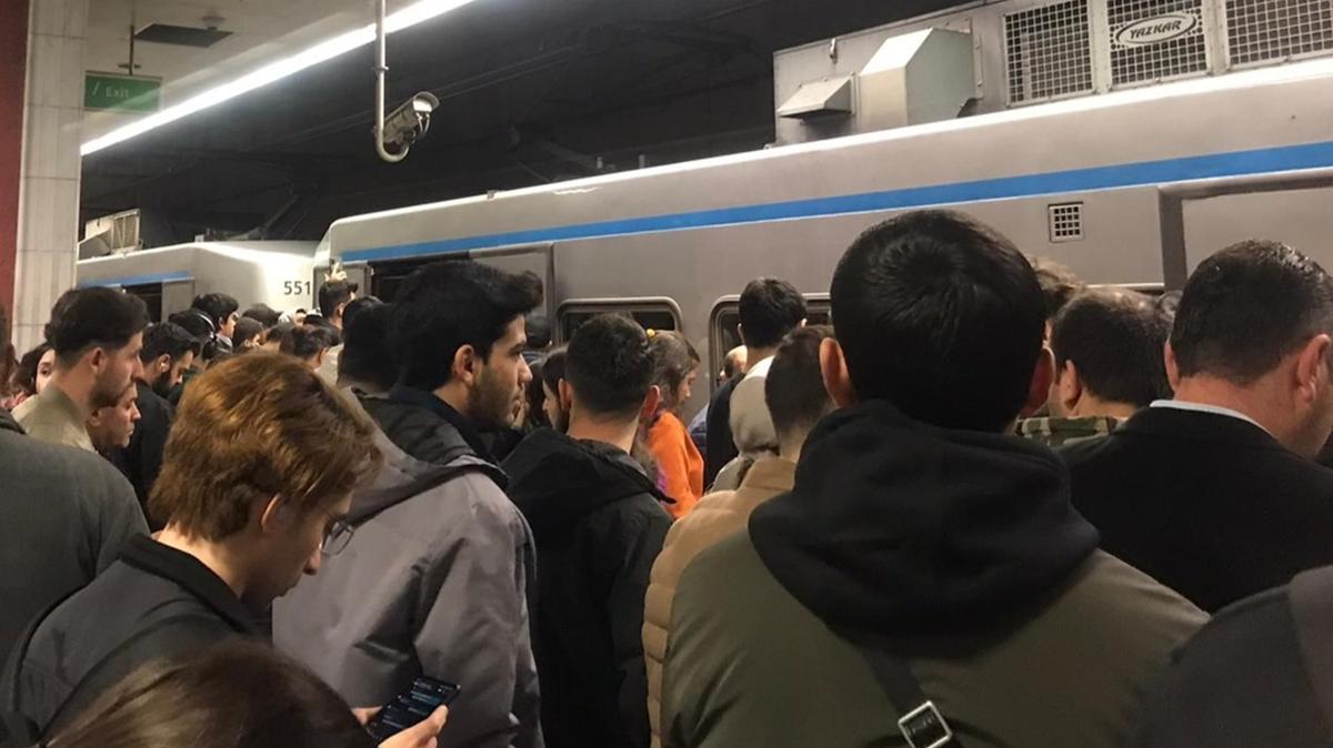 Arzalanan metroda yolcular mahsur kald! Tepki yad