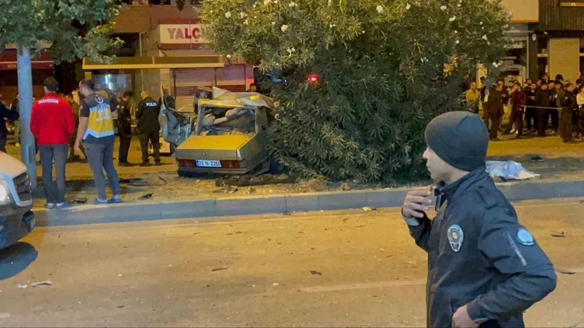 Adana'da feci kaza! Otomobil ikiye bölündü: 3 ölü