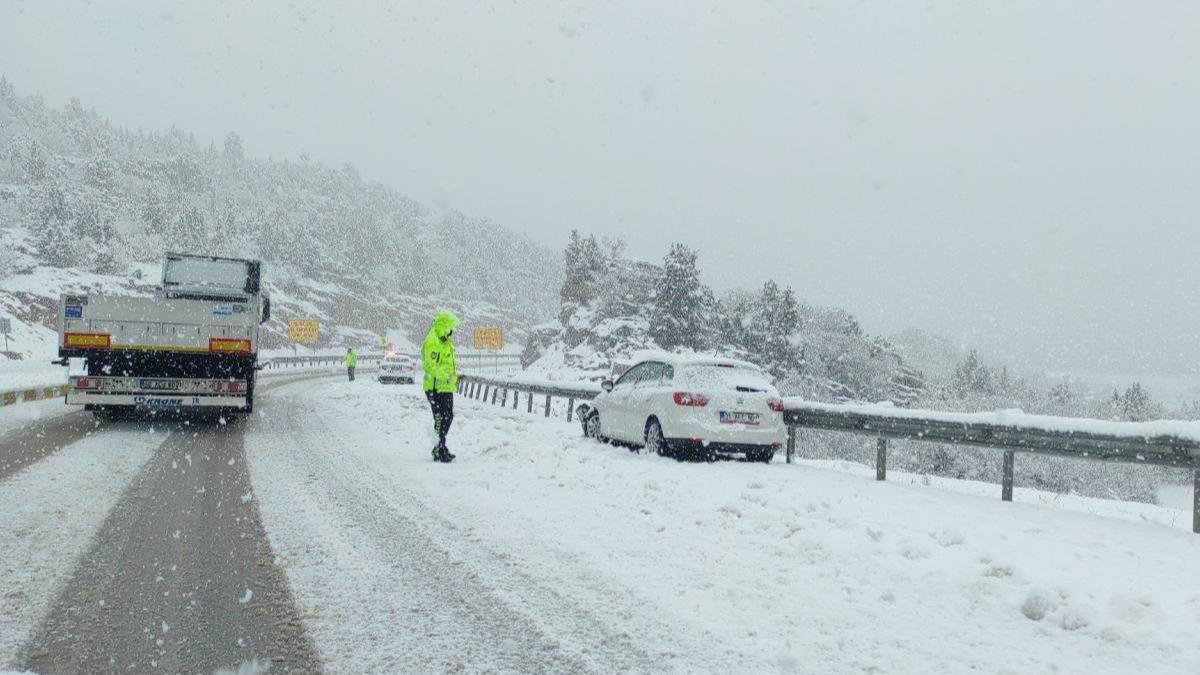 Ankara-Zonguldak kara yolunda kar yağışı nedeniyle ulaşım aksıyor 