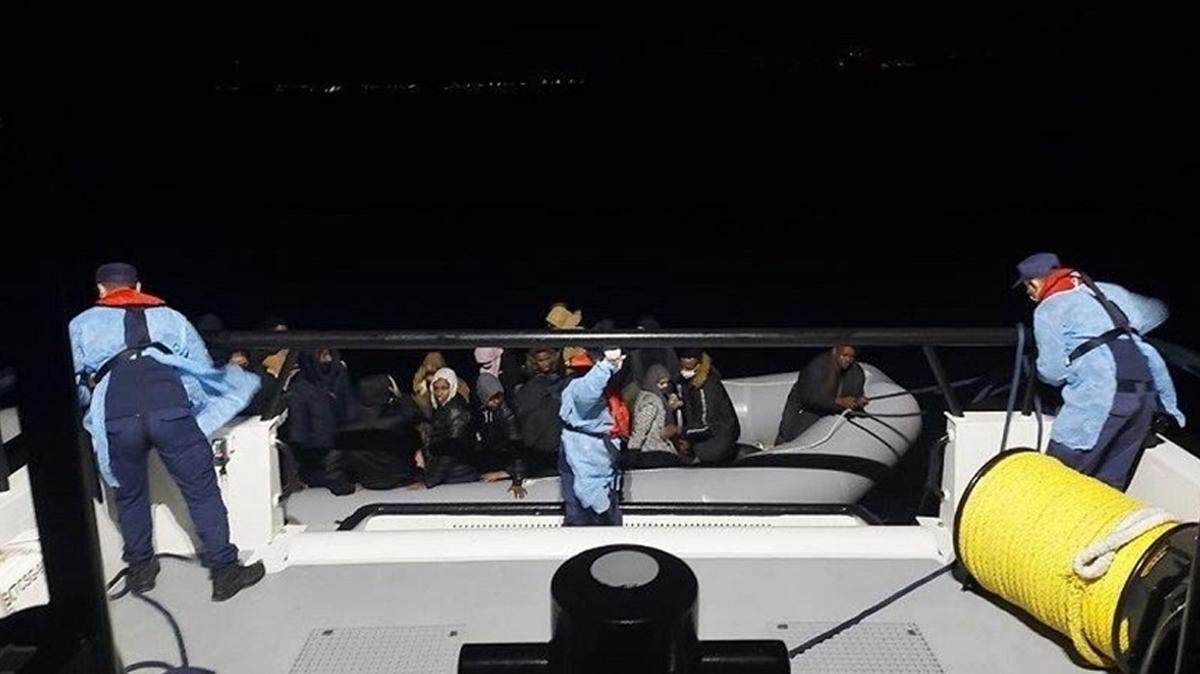 İzmir açıklarında 48 düzensiz göçmen yakalandı 