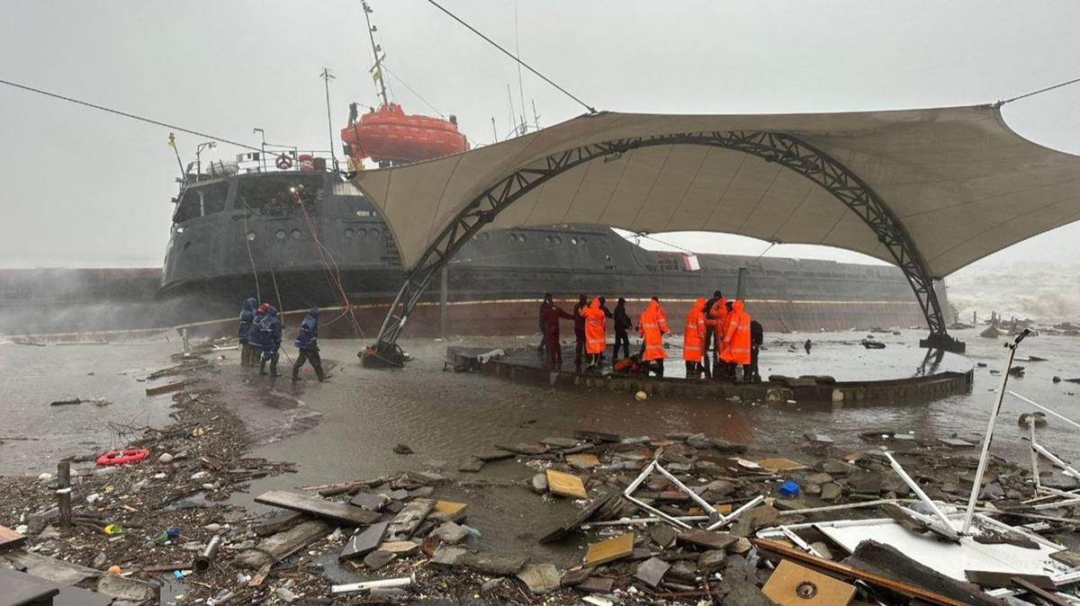 kuru yük gemisi fırtına nedeniyle ikiye bölündü! kıyıdaki amfi tiyatro  zarar gördü