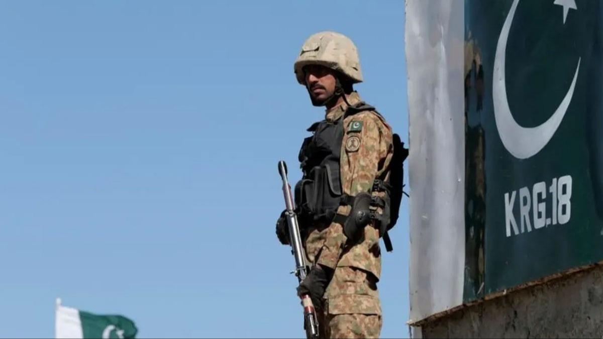 Pakistan'da çatışmalar sürüyor: 4 militan öldürüldü
