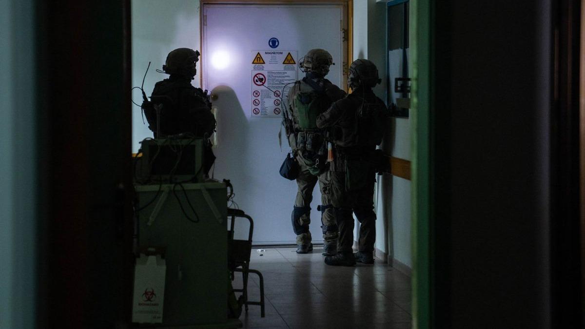 ifa Hastanesinden zorla tahliye edilen doktorlar: srail askerleri hastane odalarn patlayclarla tahrip etti