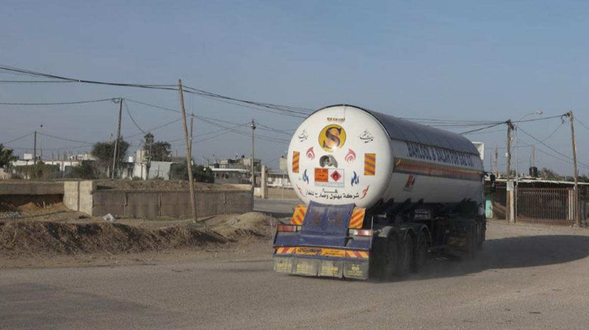 Yakıt yüklü tırlar Gazze'ye girmeye başladı