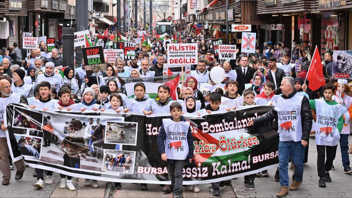 Bursa'da 5 bin ocuk el ele verdi, 1,5 kilometrelik sevgi zinciriyle srail'i protesto etti