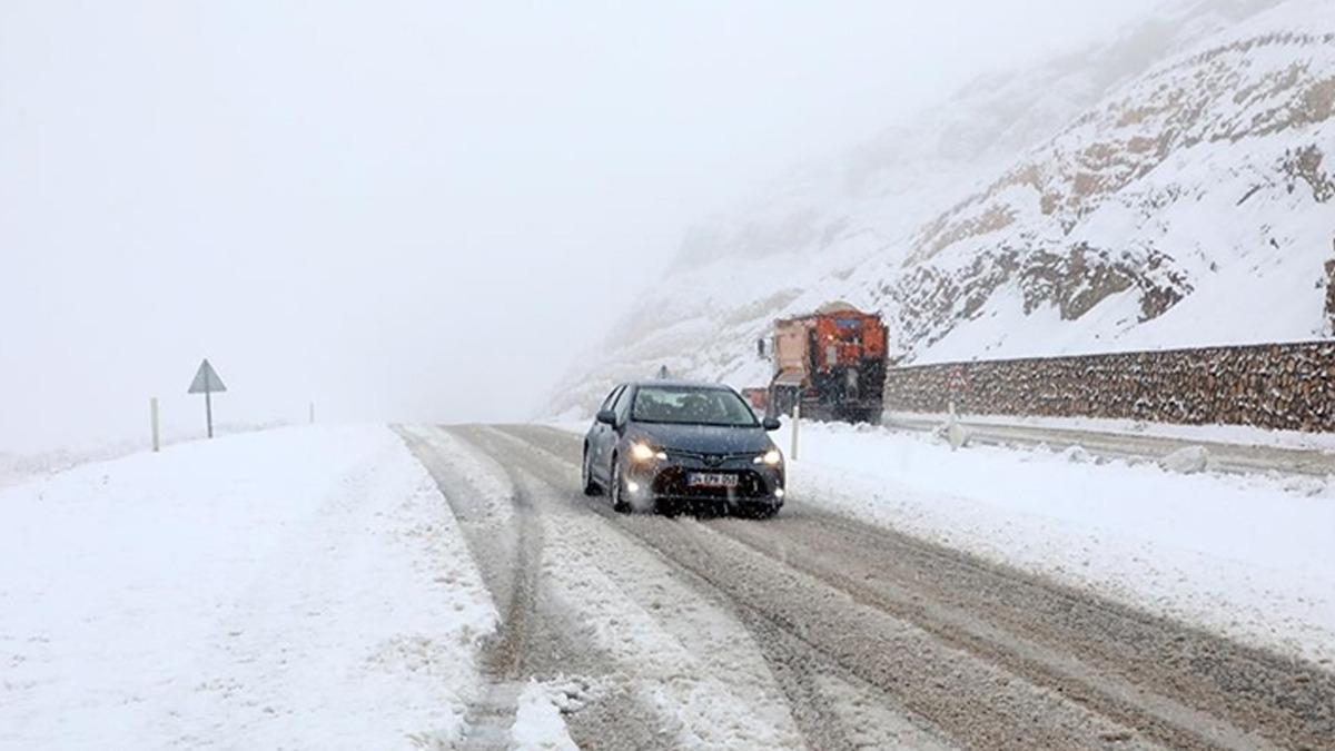 Ulama kar ve tipi engeli: Erzurum ve Ar'da yollar kapand 
