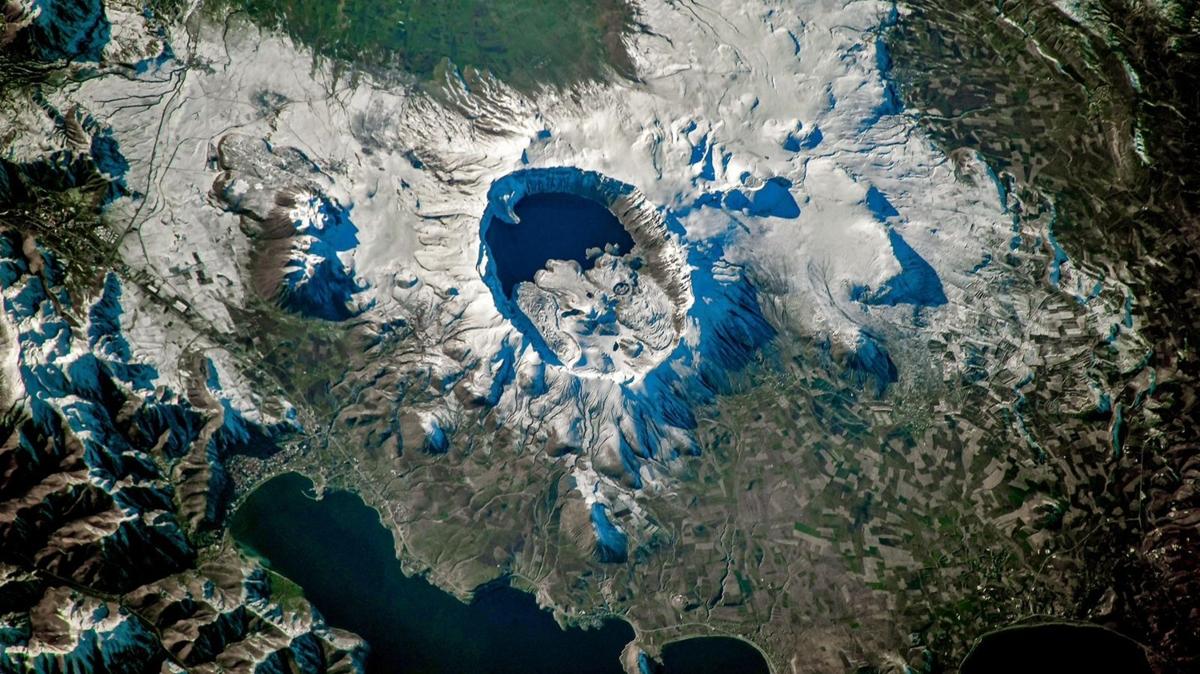 Dünyanın en büyük 2. krater gölü olan ''Nemrut Kalderası'' uzaydan fotoğraflandı