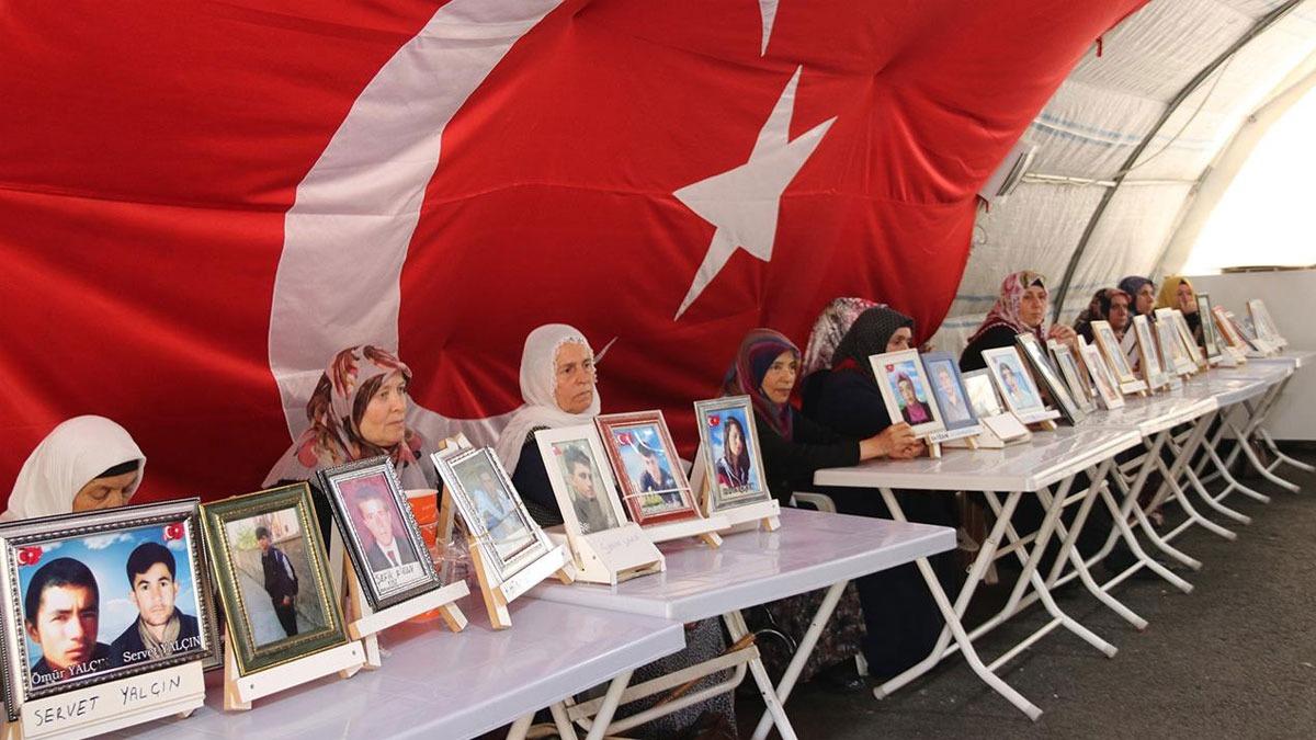 Diyarbakr anneleri HDP il binas nnde oturma eylemini srdryor