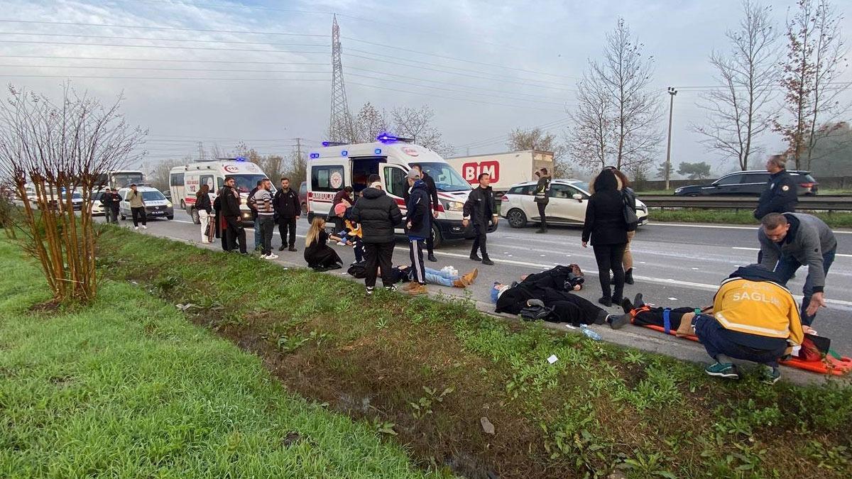 Kocaeli'de feci kaza: Otomobil arpmasyla yan yatan minibste 17 kii yaraland