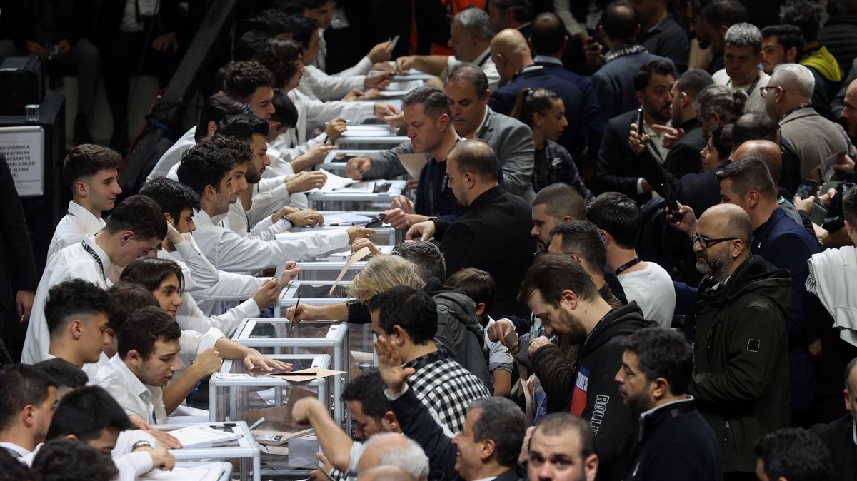 Beşiktaş'ta oy kullanma süresi uzatıldı